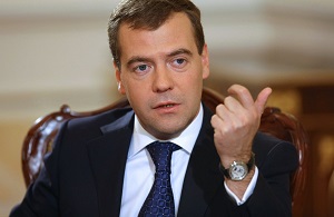 Медведев поручил улучшить организацию авиаперевозок
