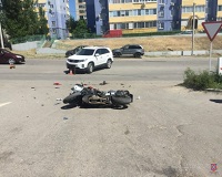 В Волгограде мотоциклист попал под колеса внедорожника