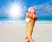 Почему в жару лучше не есть мороженое?