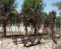 В Волгограде появились «сердечные» скамейки