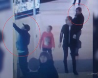В Волгограде банда стащила смартфоны из салона прямо при свидетелях