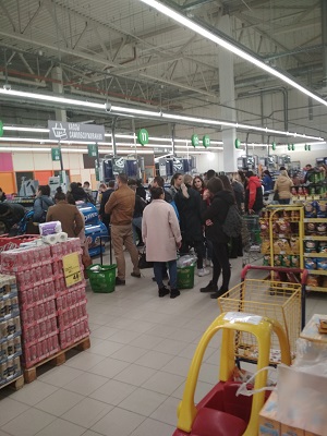 Волгоградцы массово закупаются в гипермаркетах