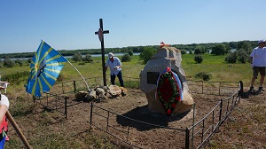 Под Волгоградом активисты посетили мемориал двум отважным лётчикам
