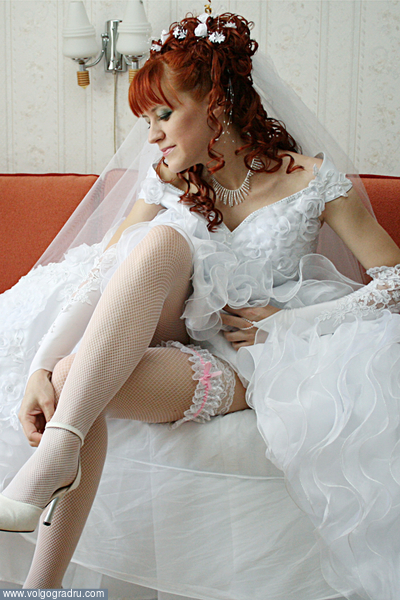 Одевание басаножек. свадьба, невеста, платье