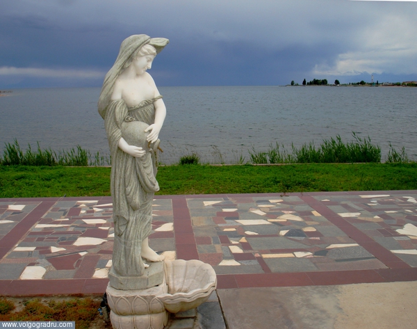 Вот такая статуя встретилась мне на берегу озера.... озеро, горизонт, гроза