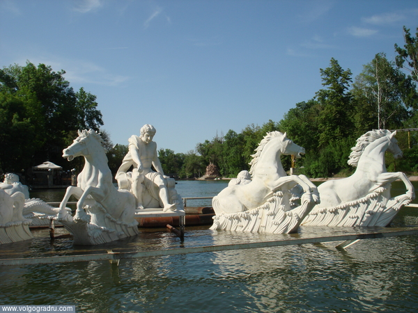 учусь. скульптурная композиция, искусственное озеро, парк