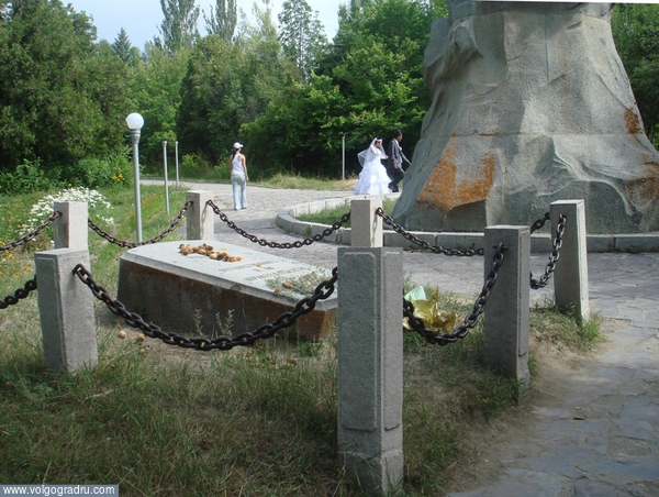 надгробье. надгробье и обратная сторона памятника Пржевальскому, 