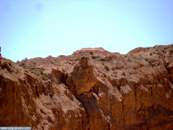 Глиняная баба. горы, красный песчаник, фигура
