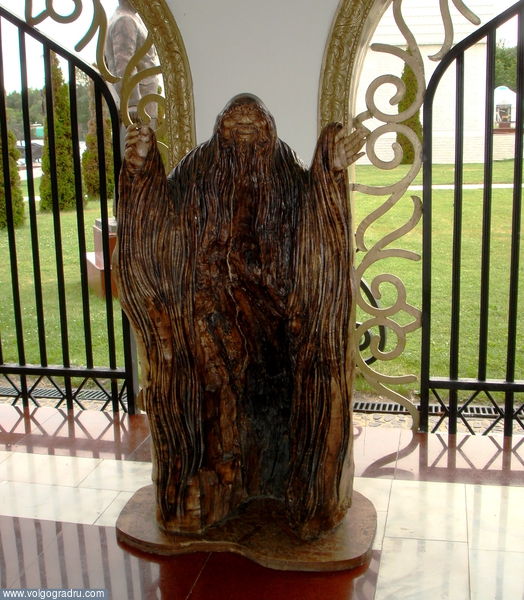 Фигура лешего выстругана из единого бревна вручную. скульптура, леший, деревянный