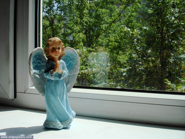 Ангел на окне. статуэтка, ангел, подоконник