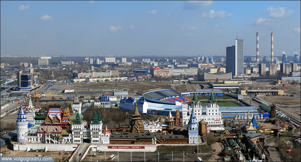 Кремль в Измайлово - это уникальный центр культуры и развлечений , созданный на базе известного Вернисажа в Измайлово.
17 лет назад на месте Кремля и Вернисажа в Измайлово, известного сегодня во всем мире, был заброшенный пустырь, сиротливо притаившийся з. авто, вернисаж, высотка