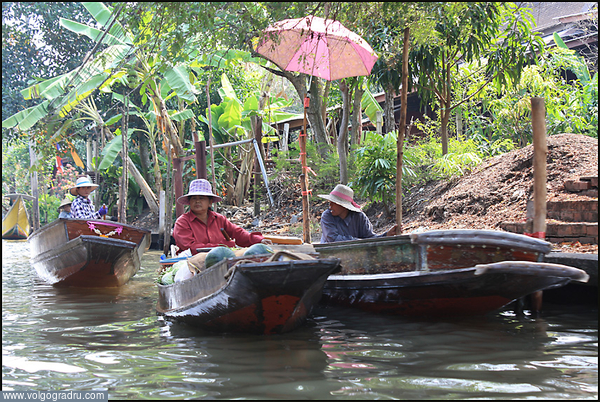 Для местных жителей, живущих по берегам реки или каналов, плавучие рынки до сих пор являются важными торговыми центрами. Именно здесь туристы могут увидеть настоящую повседневную жизнь Тайланда. Роль прилавков на таком рынке исполняют маленькие деревянные. азия, вода, лодка