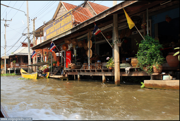 Плавучие рынки – одно из национальных достопримечательностей Таиланда, отражающую древнюю традицию торговли с лодок на судоходных реках. Плавучий рынок - это своеобразный рынок, находящийся на одном из каналов, где каждое утро торговцы продают свой товар . азия, лодка, люди