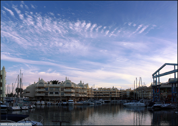 Городской порт, Пуэрто Марина – маленькая «испанская Венеция» – необыкновенно красивая удобная гавань располагающая 1100 швартовочных яхта/мест. На трех искусственных островах построены жилые комплексы соединённые между собой живописными мостиками, где ка. costa del sol, espainia, espanha