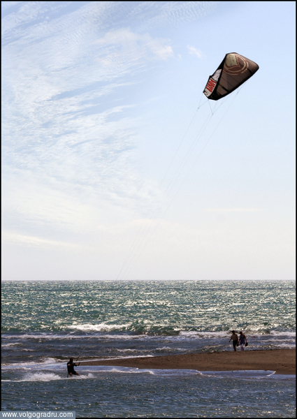 Они не ощущают недостатка в адреналине. Сильный ветер, волна, над спасательной станцией реет чёрный флаг (запрет купаться), а они в море.. costa del sol, espainia, espanha