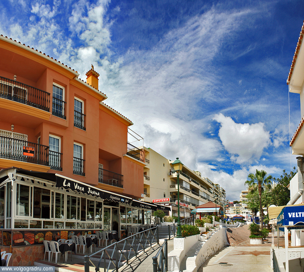 Торремолинос (Torremolinos) — один из самых популярных испанских курортов на побережье Коста-дель-Соль. Населения города — всего 45 тыс.человек, при этом в курортный сезон численность проживающих здесь возрастает в 5-6 раз. Этот курорт — прекрасное место . espainia, espanha, espanya