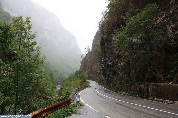 Каньон реки Тара – это живописное творение природы, расположенное на севере Черногории. Ущелье вдоль самой длинной артерии страны, Тары, простирается на 82 км в длину, а его глубина достигает 1300 м. Каньон носит статус самого глубокого в Европе, а в мире. montenegro, горы, дорога