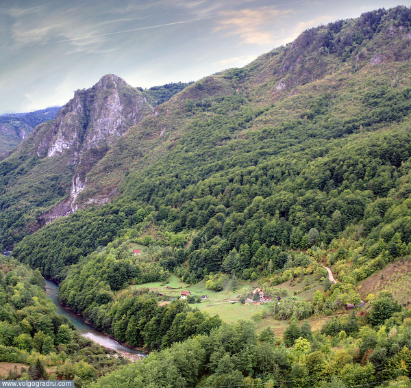 Черногория и во времена единой Югославии была главным туристическим районом страны. Благодаря разнообразному рельефу, чистейшим горным рекам, теплому Адриатическому морю (считающемуся, кстати, самым чистым в Европе), роскошному побережью (протяженность со. montenegro, адриатика, горы