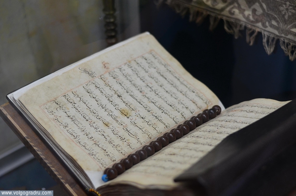 В ханском дворце Бахчисарая за стеклом выставлен древний Коран.. крым, ханский дворец, выставка