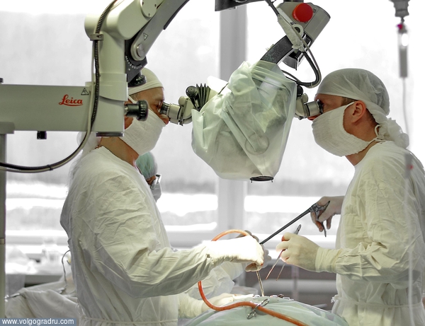 Нейрохирурги оперируют на позвоночнике.. операционная, хирурги, микроскоп