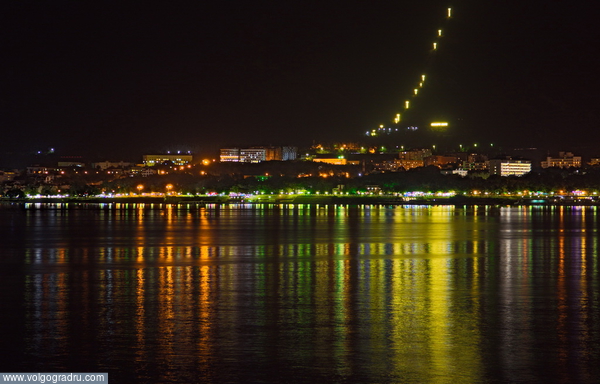 Этим снимком хочу начать серию разножанровых фотографий о морском городе-курорте и его окрестностях.. ночной Геленджик, огни, море