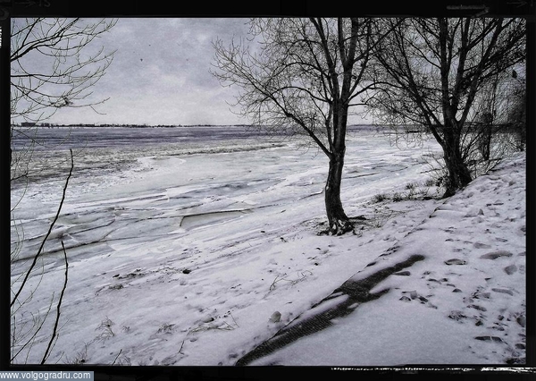 Февральский пейзаж.. берег Волги, льдины, пасмурный пейзаж