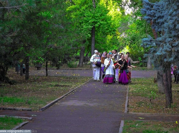 Приверженцы индуизма из наших жителей пели и плясали в парке на Чуйкова.. индуизм, гуляние, пение