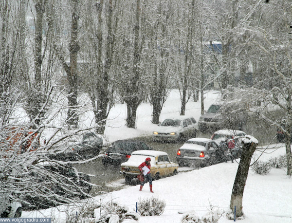 картинка. снег, город, машины