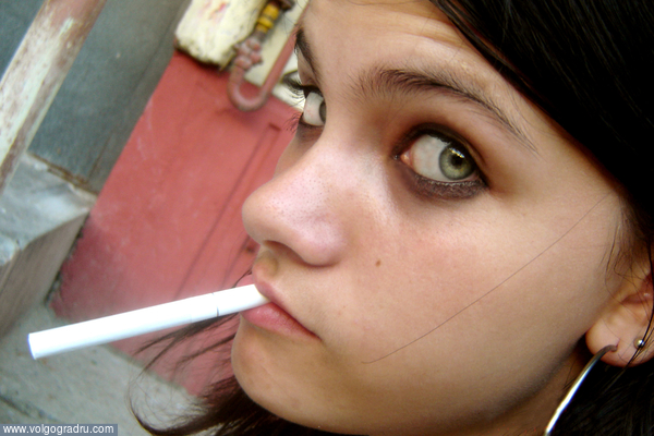 мой женозаменитель=). девушка, сигарета, зеленые глаза