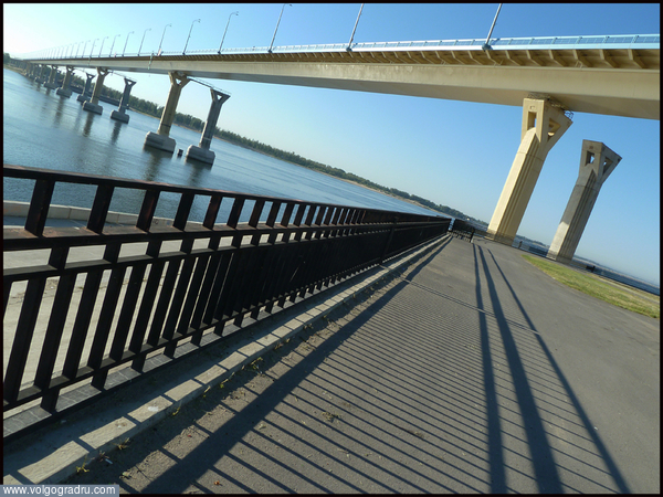 См. короткое пояснение с фотографией (2-3). Мост, река, танцующий мост