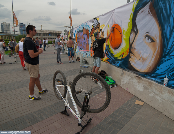 26 мая перед ТРК Европа Сити Молл прошли соревнования представителей уличной культуры города Волгограда.. граффити, уличная культура, 