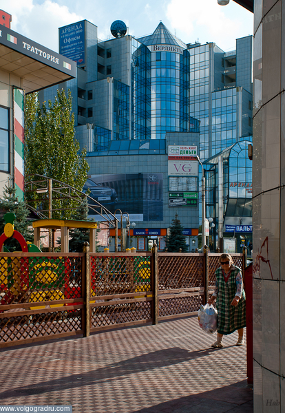 Пенсионерка собирающая цветной металлолом на фоне фешенебельного бизнес центра.. пенсионеры, архитектура, Волгоград