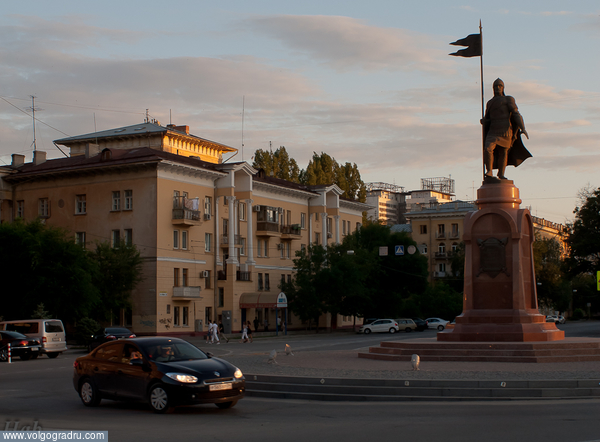 Центральная площадь.. закат, вечер, памятник Александру Невскому
