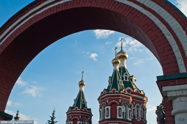Фрагмент Казанского собора в Волгограде.. купола, арка, храм