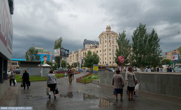 Вид на Рабочекрестьянскую. Ох уж эти женщины со своими кошелками.. дождь, архитектура, городской пейзаж