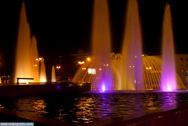 Конечно, это не танцующий и поющий фонтан в Дубае, но все равно впечатление оставляет неизгладимое. Цвет подсветки и давление струй постоянно меняется.. ночь, подсветка, фонтан