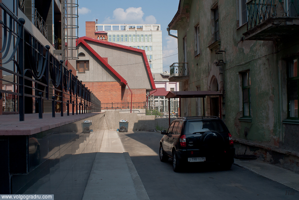 Никак не могу вообразить, как люди заходили в подъезд своего дома, когда шло строительство высотки слева. ). двор, архитектура, Новосибирск