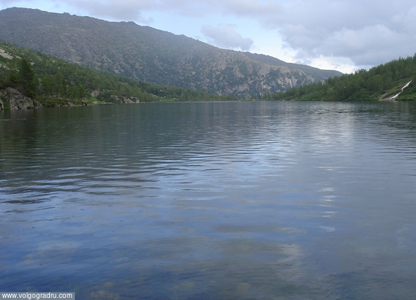 Озеро Харатас. Озеро, горы, горный пейзаж