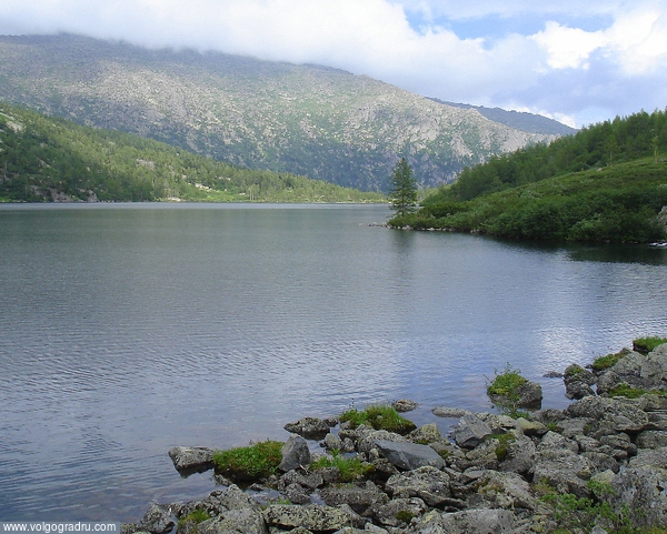 Озеро Харатас. Озеро, горы, горный пейзаж