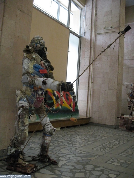 Скульптура из бытового мусора. 