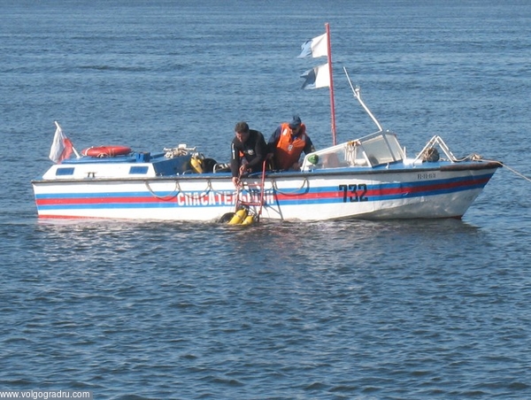 Водолаз поднимает утонувшего, спасатель поднимает водолаза. учения спасателей, Волга, река