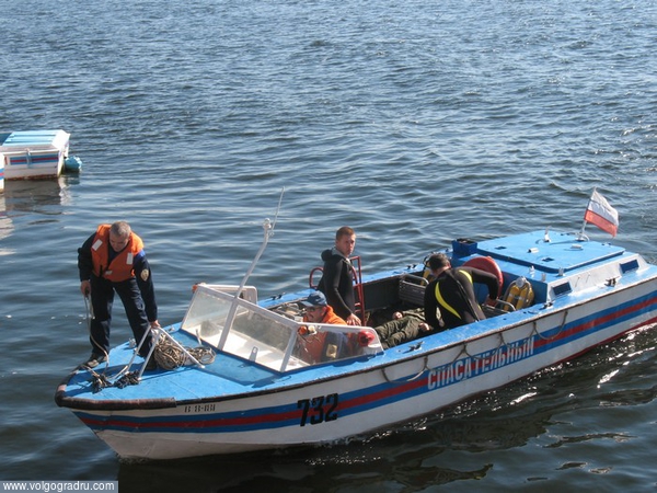 Доставка пострадавшего на берег. учения спасателей, Волга, река