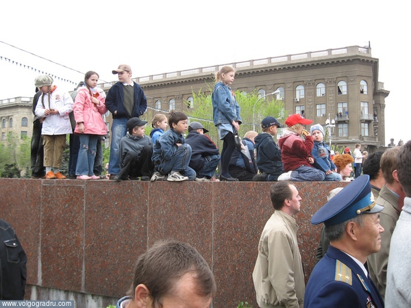 Детвора наблюдает за парадом. День Победы, 9 мая в Волгограде, 9 мая