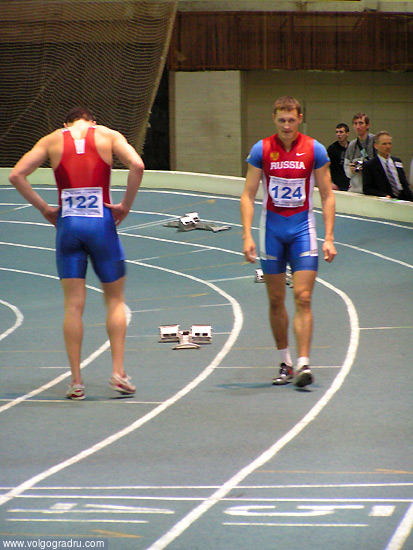 Подготовка к старту на 400 метров. Кубок губернатора - 2007, подготовка к соревнованиям, легкоатлеты