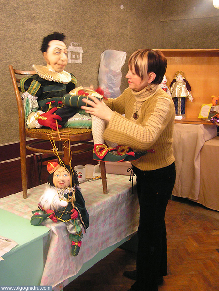 Автор Светлана Курбатова со своим произведением «Шут и король». авторские куклы, доллмейкерство, доллмейкеры