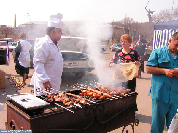 Окуривание шашлыка дымом. Продовольственный рынок - 2007, мангал с шашлыками, конкурс шашлычников Волгограда