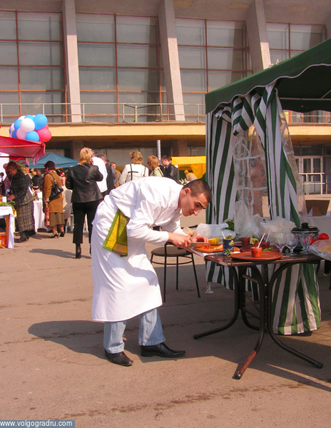 Нарезать овощи - это искусство. Продовольственный рынок - 2007, конкурс "Золотой шампур", приготовление овощей для украшения
