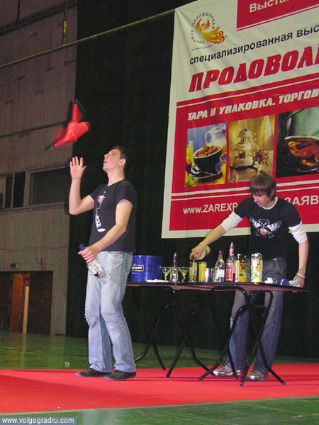 Жонглирование бутылками с напитками. Продовольственный рынок - 2007, шоу барменов, показательные выступления барменов