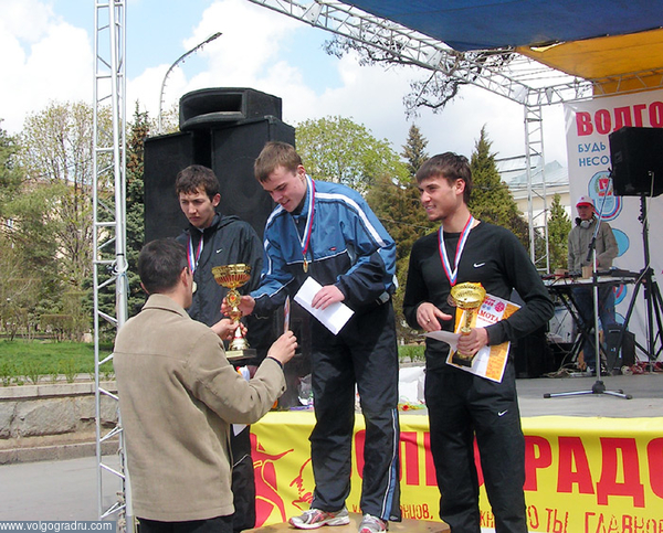 Награждение победителей полумарафона. Волгоградский марафон, забег на 21097 метров, легкая атлетика