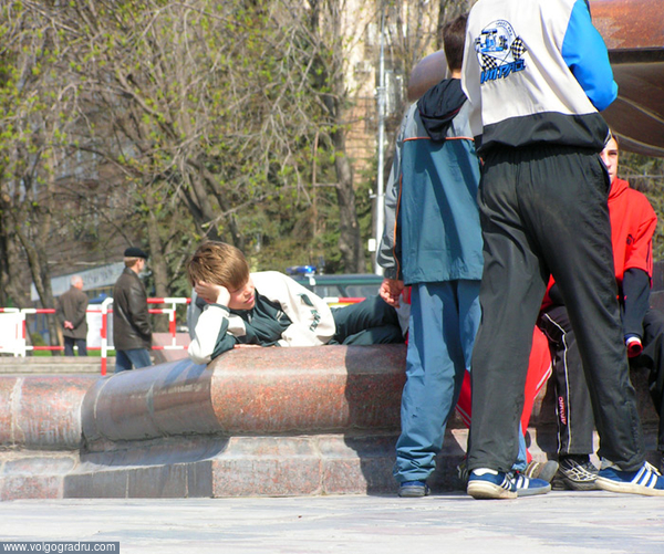 Мальчик в фонтане. Волгоградский марафон, мальчик в фонтане, 